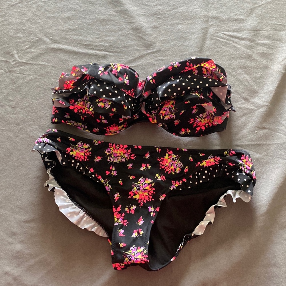Two pice strapless top and cheeky bottom bikini.